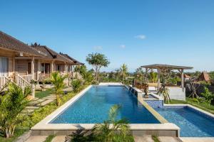 Bazén v ubytování Cove D Ancak Villa and Bungalow nebo v jeho okolí