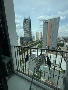 GodownFuse คอนโด สาทร-ตาสิน的两只鸟坐在建筑物的阳台上