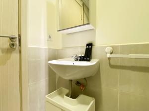 Ένα μπάνιο στο Best Homey and Modern 2BR at Meikarta Apartment By Travelio +11 φωτογραφίες