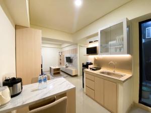 Η κουζίνα ή μικρή κουζίνα στο Best Homey and Modern 2BR at Meikarta Apartment By Travelio