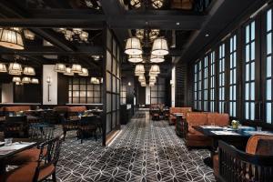 Qingbaijiang成都安兰顿国际酒店的有桌椅和窗户的餐厅