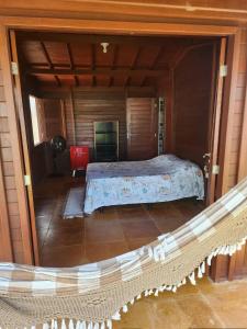 ein Schlafzimmer mit einem Bett in einem Zimmer in der Unterkunft Vila do Rico in São Gonçalo do Amarante