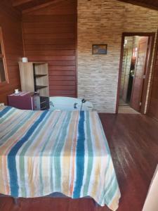 ein Schlafzimmer mit Bett und Badewanne in der Unterkunft Vila do Rico in São Gonçalo do Amarante