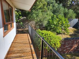 Un jardín fuera de Large Retro Beach House with Style Class and Fun