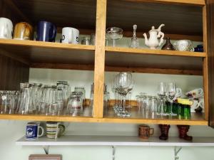 Una cocina o cocineta en Large Retro Beach House with Style Class and Fun