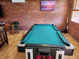 Una mesa de billar en Large Retro Beach House with Style Class and Fun
