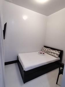 Postel nebo postele na pokoji v ubytování Jkenter Suites