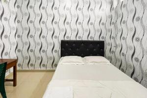 Ένα ή περισσότερα κρεβάτια σε δωμάτιο στο Homestay Rand's Kopi Pandan Syariah Mitra RedDoorz