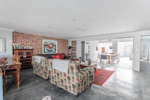 Χώρος καθιστικού στο Stylish Coastal Retreat in Paternoster
