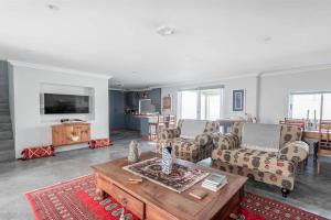 Μια τηλεόραση ή/και κέντρο ψυχαγωγίας στο Stylish Coastal Retreat in Paternoster