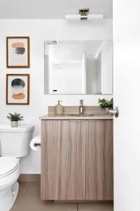 Ένα μπάνιο στο Delightful Condo Beside U of T - Sleeps 3