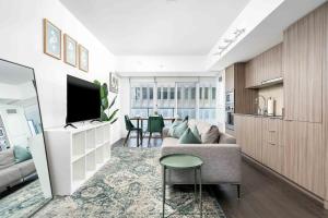 Μια τηλεόραση ή/και κέντρο ψυχαγωγίας στο Delightful Condo Beside U of T - Sleeps 3