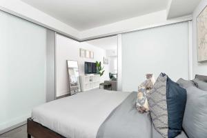 Ένα ή περισσότερα κρεβάτια σε δωμάτιο στο Delightful Condo Beside U of T - Sleeps 3