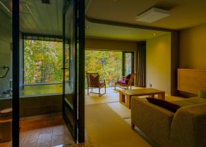 O zonă de relaxare la Okujozankei Onsen Kasho Gyoen