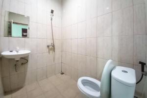 Koupelna v ubytování JOY GuestHouse Pekanbaru Mitra RedDoorz