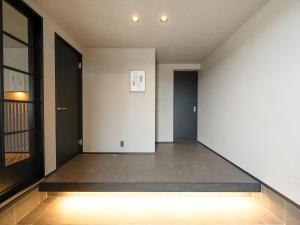 an empty room with a hallway with a door at IZUMO DOGS by HIYORISTAY in Izumo