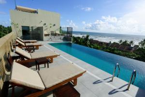 Bazén v ubytování Riviera Tide nebo v jeho okolí