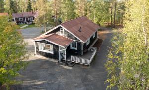 una vista aérea de una cabaña en el bosque en Charming house near the city, en Rovaniemi