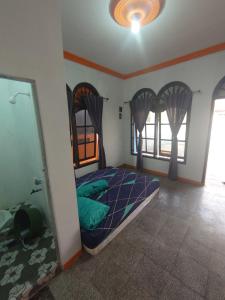 Кровать или кровати в номере Homey Kost 99