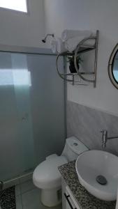 Un baño con un inodoro blanco y un lavabo. en Casa en Residencial Nueva San Miguel, San Miguel, El Salvador, en San Miguel