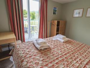 a bedroom with a bed with towels on it at Limhus House in Keswick