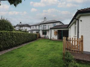 a yard with a fence and some houses at Limhus House in Keswick