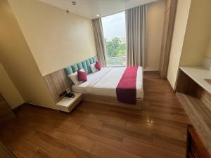 斋浦尔Hotel Anju Shree Inn-Near Jaipur Airport Terminal 1的一间带床和大窗户的卧室 更多37张照片
