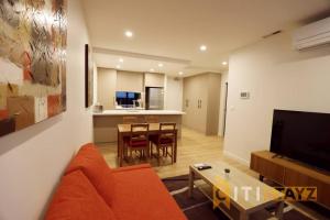 TV a/nebo společenská místnost v ubytování Ruby Red, 1Bd 1Bth Apt - Woden CBD