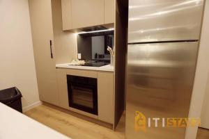 Kuchyň nebo kuchyňský kout v ubytování Ruby Red, 1Bd 1Bth Apt - Woden CBD