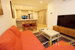 TV a/nebo společenská místnost v ubytování Ruby Red, 1Bd 1Bth Apt - Woden CBD