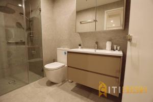 Koupelna v ubytování Ruby Red, 1Bd 1Bth Apt - Woden CBD