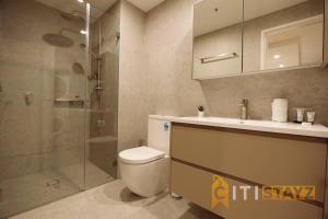 Koupelna v ubytování Ruby Red, 1Bd 1Bth Apt - Woden CBD