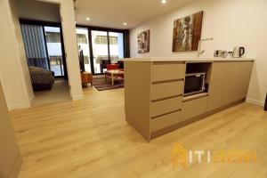 Kuchyň nebo kuchyňský kout v ubytování Ruby Red, 1Bd 1Bth Apt - Woden CBD