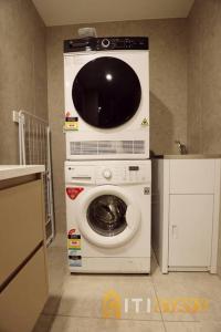 Fotografie z fotogalerie ubytování Ruby Red, 1Bd 1Bth Apt - Woden CBD v destinaci Phillip