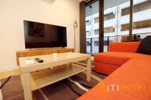 TV a/nebo společenská místnost v ubytování Ruby Red, 1Bd 1Bth Apt - Woden CBD