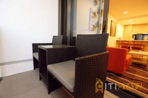 Posezení v ubytování Ruby Red, 1Bd 1Bth Apt - Woden CBD