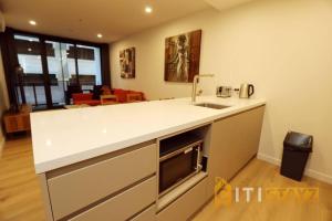 Kuchyň nebo kuchyňský kout v ubytování Ruby Red, 1Bd 1Bth Apt - Woden CBD