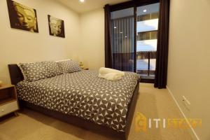 Postel nebo postele na pokoji v ubytování Ruby Red, 1Bd 1Bth Apt - Woden CBD