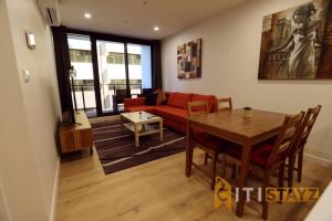 Posezení v ubytování Ruby Red, 1Bd 1Bth Apt - Woden CBD
