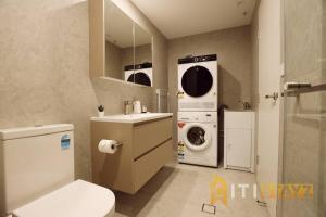 Koupelna v ubytování Ruby Red, 1Bd 1Bth Apt - Woden CBD