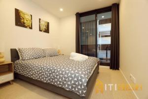 Postel nebo postele na pokoji v ubytování Ruby Red, 1Bd 1Bth Apt - Woden CBD
