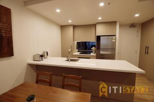 Kuchyň nebo kuchyňský kout v ubytování Ruby Red, 1Bd 1Bth Apt - Woden CBD