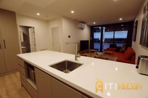 Kuchyň nebo kuchyňský kout v ubytování Ruby Red, 1Bd 1Bth Apt - Woden CBD