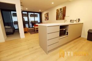 Kuchyň nebo kuchyňský kout v ubytování Ruby Red, 1Bd 1Bth Apt - Woden CBD