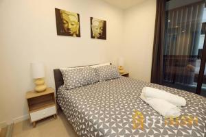 Postel nebo postele na pokoji v ubytování Ruby Red, 1Bd 1Bth Apt - Woden CBD