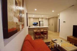 Posezení v ubytování Ruby Red, 1Bd 1Bth Apt - Woden CBD