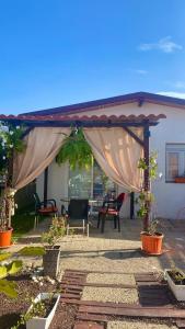 Ein Garten an der Unterkunft Villa Daita 1