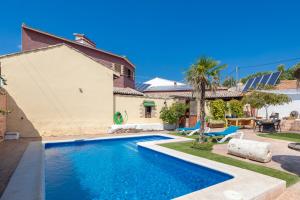 una piscina en el patio trasero de una casa en El Tinao De La Petra, en Fuentidueña de Tajo
