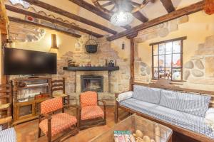 Una sala de estar con un sofá y una chimenea. en El Tinao De La Petra, en Fuentidueña de Tajo