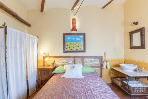1 dormitorio con cama y lavamanos en El Tinao De La Petra, en Fuentidueña de Tajo 34 fotos más